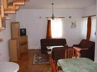 Lizi Apartman ヘーヴィーズ